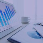 Imagem de pressfoto no freepik - close-up-da-pena-no-relatorio-financeiro-com-fundo-janela