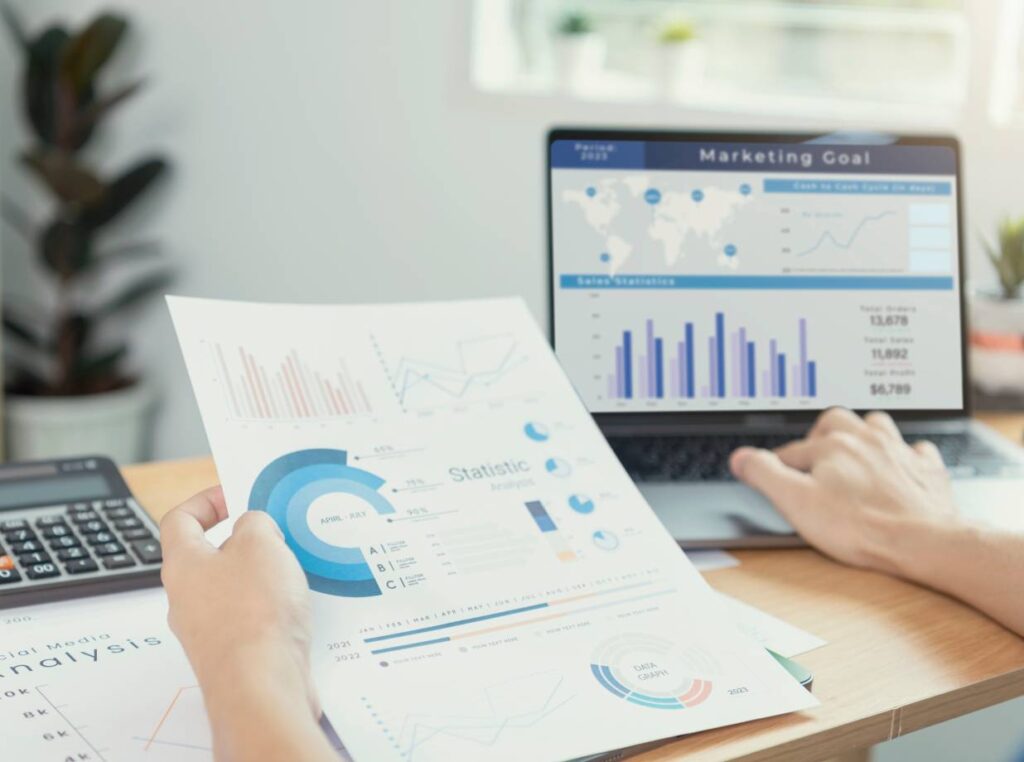 Imagem de our-team no freepik - empresarios-que-trabalham-em-financas-e-contabilidade-analisar-orcamento-grafico-financeiro-e-planejamento-para-o-futuro-na-sala-de-escritorio